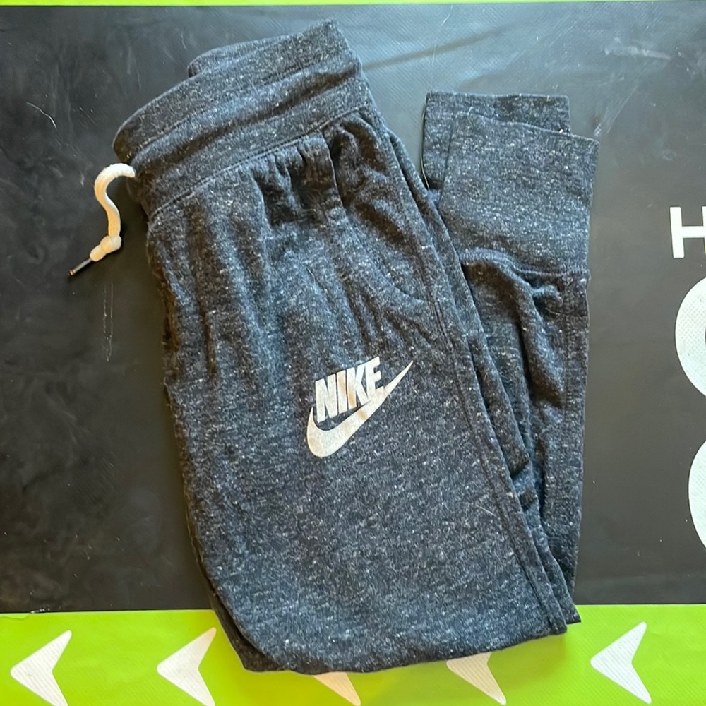 XS Nike Women’s Cropped Joggers